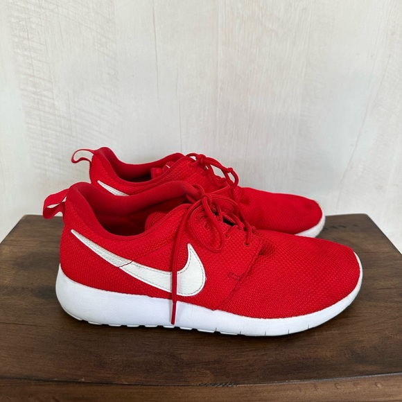 Nike Red Roshe One - Picture 3 of 8